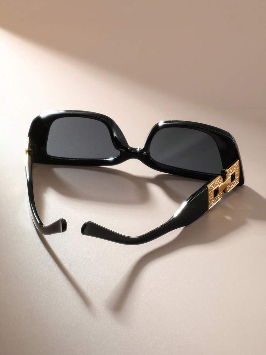 Óculos de Sol Retangular com Detalhe Dourado